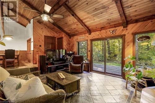 919 Sumbler Road, Pelham, ON - Indoor Photo Showing Living Room