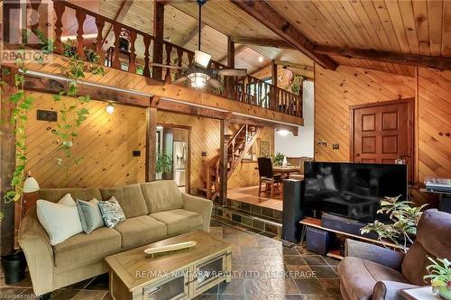 919 Sumbler Road, Pelham, ON - Indoor Photo Showing Living Room