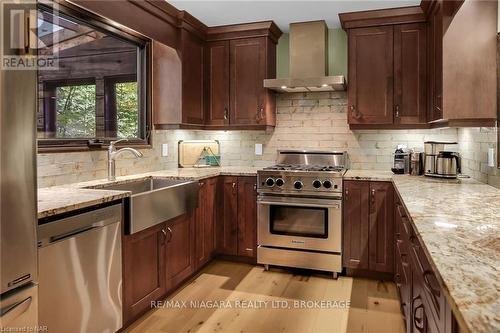 919 Sumbler Road, Pelham, ON - Indoor Photo Showing Kitchen With Stainless Steel Kitchen