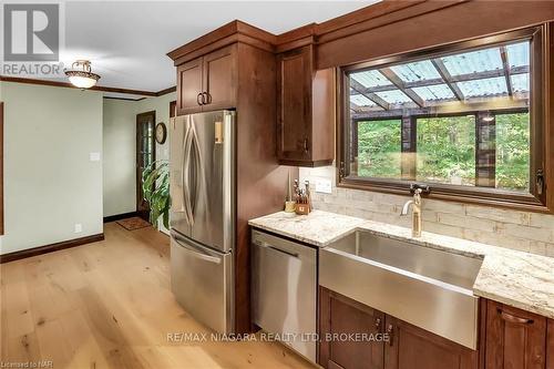 919 Sumbler Road, Pelham, ON - Indoor Photo Showing Kitchen With Stainless Steel Kitchen