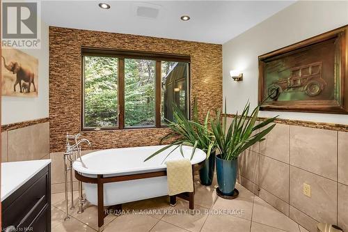 919 Sumbler Road, Pelham, ON - Indoor Photo Showing Bathroom