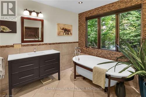 919 Sumbler Road, Pelham, ON - Indoor Photo Showing Bathroom