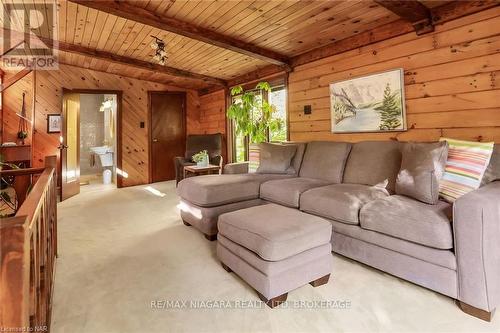 919 Sumbler Road, Pelham, ON - Indoor Photo Showing Living Room