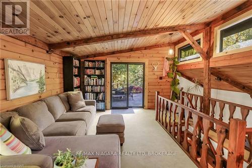 919 Sumbler Road, Pelham, ON - Indoor Photo Showing Living Room