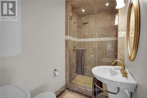 919 Sumbler Road, Pelham, ON - Indoor Photo Showing Bathroom