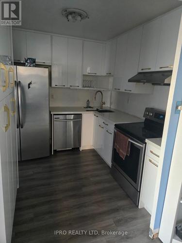 204 - 2345 Confederation Parkway, Mississauga, ON - Indoor Photo Showing Kitchen With Stainless Steel Kitchen