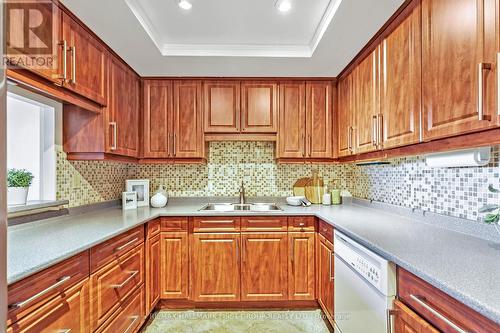 610 - 10 Dean Park Road, Toronto, ON - Indoor Photo Showing Kitchen