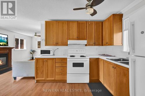 143 Luxury Avenue, Bradford West Gwillimbury, ON - Indoor Photo Showing Kitchen