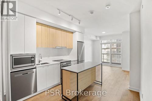 1908 - 30 Upper Mall Way, Vaughan, ON - Indoor Photo Showing Kitchen With Upgraded Kitchen