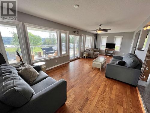 4842 Ten Mile Lake Road, Quesnel, BC - Indoor Photo Showing Living Room