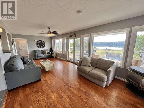 4842 Ten Mile Lake Road, Quesnel, BC - Indoor Photo Showing Living Room