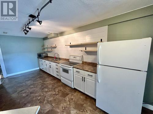 4842 Ten Mile Lake Road, Quesnel, BC - Indoor Photo Showing Kitchen With Double Sink