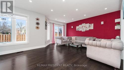 19 Quail Feather Crescent, Brampton, ON - Indoor Photo Showing Living Room