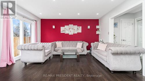 19 Quail Feather Crescent, Brampton, ON - Indoor Photo Showing Living Room