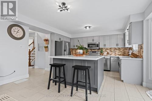 43 Marcy Crescent, Cambridge, ON - Indoor Photo Showing Kitchen With Upgraded Kitchen