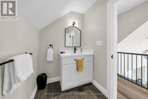 9230 South Chippawa Road, West Lincoln, ON - Indoor Photo Showing Bathroom