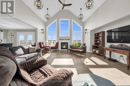 9230 South Chippawa Road, West Lincoln, ON - Indoor Photo Showing Living Room With Fireplace