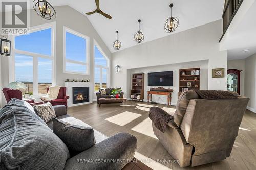 9230 South Chippawa Road, West Lincoln, ON - Indoor Photo Showing Living Room With Fireplace