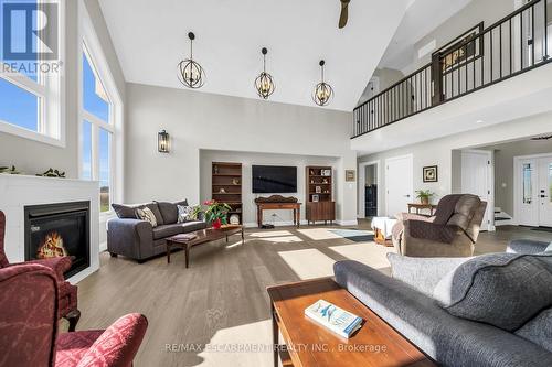 9230 South Chippawa Road, West Lincoln, ON - Indoor Photo Showing Living Room With Fireplace