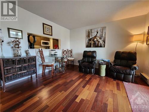 260 Brittany Drive Unit#412, Ottawa, ON - Indoor Photo Showing Living Room