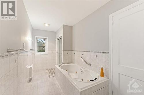 2nd floor bath with jacuzzi tub - 278 Bayswater Avenue, Ottawa, ON - Indoor