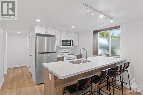 28 Fairhill Crescent, Ottawa, ON - Indoor Photo Showing Kitchen With Upgraded Kitchen