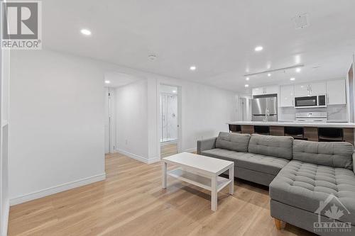 28 Fairhill Crescent, Ottawa, ON - Indoor Photo Showing Living Room