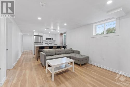 28 Fairhill Crescent, Ottawa, ON - Indoor Photo Showing Living Room