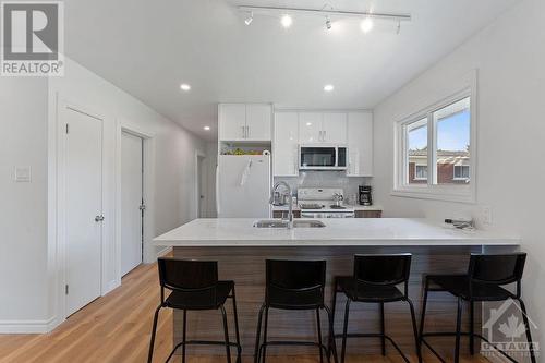 28 Fairhill Crescent, Ottawa, ON - Indoor Photo Showing Kitchen With Upgraded Kitchen