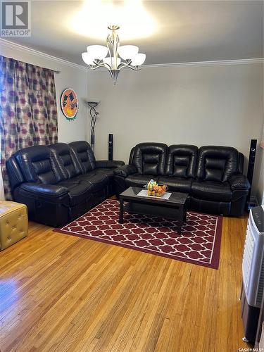 746 Montague Street, Regina, SK - Indoor Photo Showing Living Room