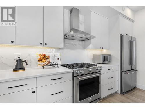 847 Morrison Avenue Unit# 1, Kelowna, BC - Indoor Photo Showing Kitchen With Upgraded Kitchen