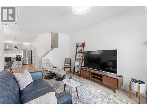 847 Morrison Avenue Unit# 1, Kelowna, BC - Indoor Photo Showing Living Room