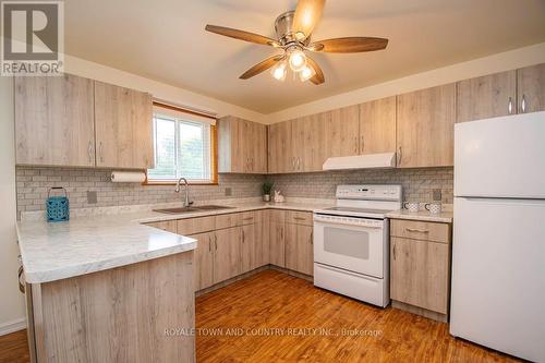 30 - 115 Mary Street W, Kawartha Lakes (Lindsay), ON - Indoor Photo Showing Kitchen