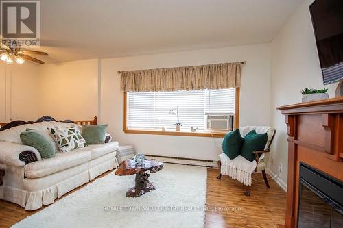 30 - 115 Mary Street W, Kawartha Lakes (Lindsay), ON - Indoor Photo Showing Living Room