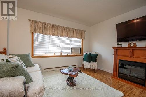 30 - 115 Mary Street W, Kawartha Lakes (Lindsay), ON - Indoor Photo Showing Living Room