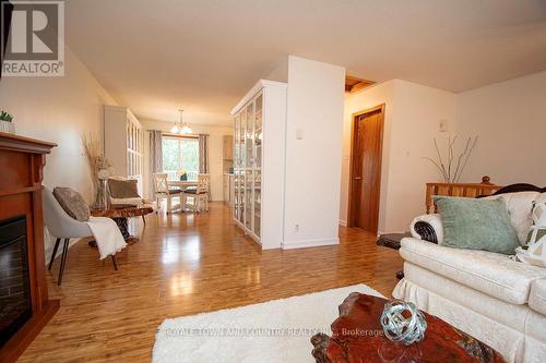 30 - 115 Mary Street W, Kawartha Lakes (Lindsay), ON - Indoor Photo Showing Living Room