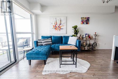 1806 - 275 Yorkland Road, Toronto, ON - Indoor Photo Showing Living Room