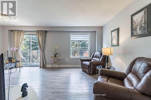 50 O'Leary Court, New Tecumseth, ON - Indoor Photo Showing Living Room