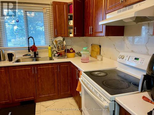 99 - 105 Hansen Road N, Brampton, ON - Indoor Photo Showing Kitchen