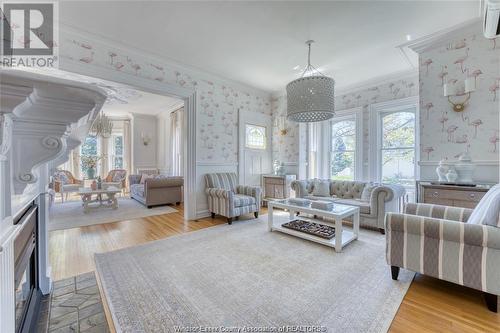 90 Main Street East, Kingsville, ON - Indoor Photo Showing Living Room