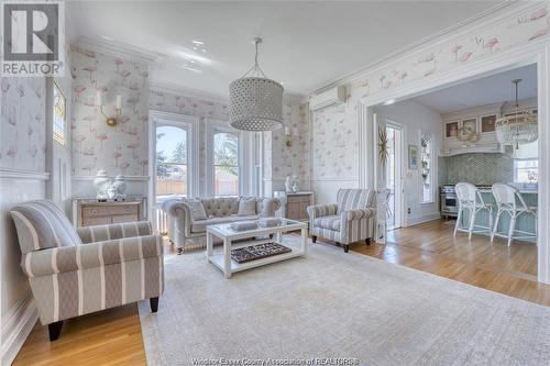 90 Main Street East, Kingsville, ON - Indoor Photo Showing Living Room