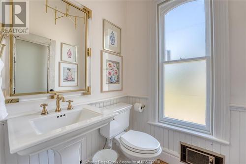 90 Main Street East, Kingsville, ON - Indoor Photo Showing Bathroom