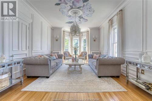 90 Main Street East, Kingsville, ON - Indoor Photo Showing Living Room