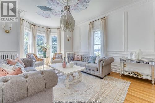 90 Main Street East, Kingsville, ON - Indoor Photo Showing Living Room