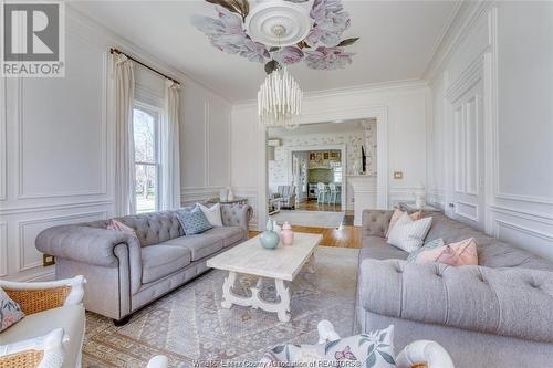 90 Main Street East, Kingsville, ON - Indoor Photo Showing Living Room