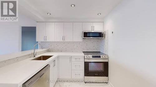 107 - 175 Cedar Avenue, Richmond Hill, ON - Indoor Photo Showing Kitchen