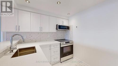 107 - 175 Cedar Avenue, Richmond Hill, ON - Indoor Photo Showing Kitchen