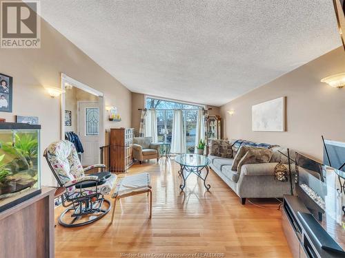 9645 Midfield, Windsor, ON - Indoor Photo Showing Living Room