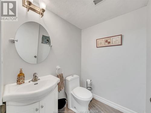 9645 Midfield, Windsor, ON - Indoor Photo Showing Bathroom