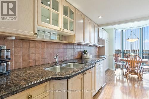 805 - 5080 Pinedale Avenue, Burlington, ON - Indoor Photo Showing Kitchen With Double Sink With Upgraded Kitchen